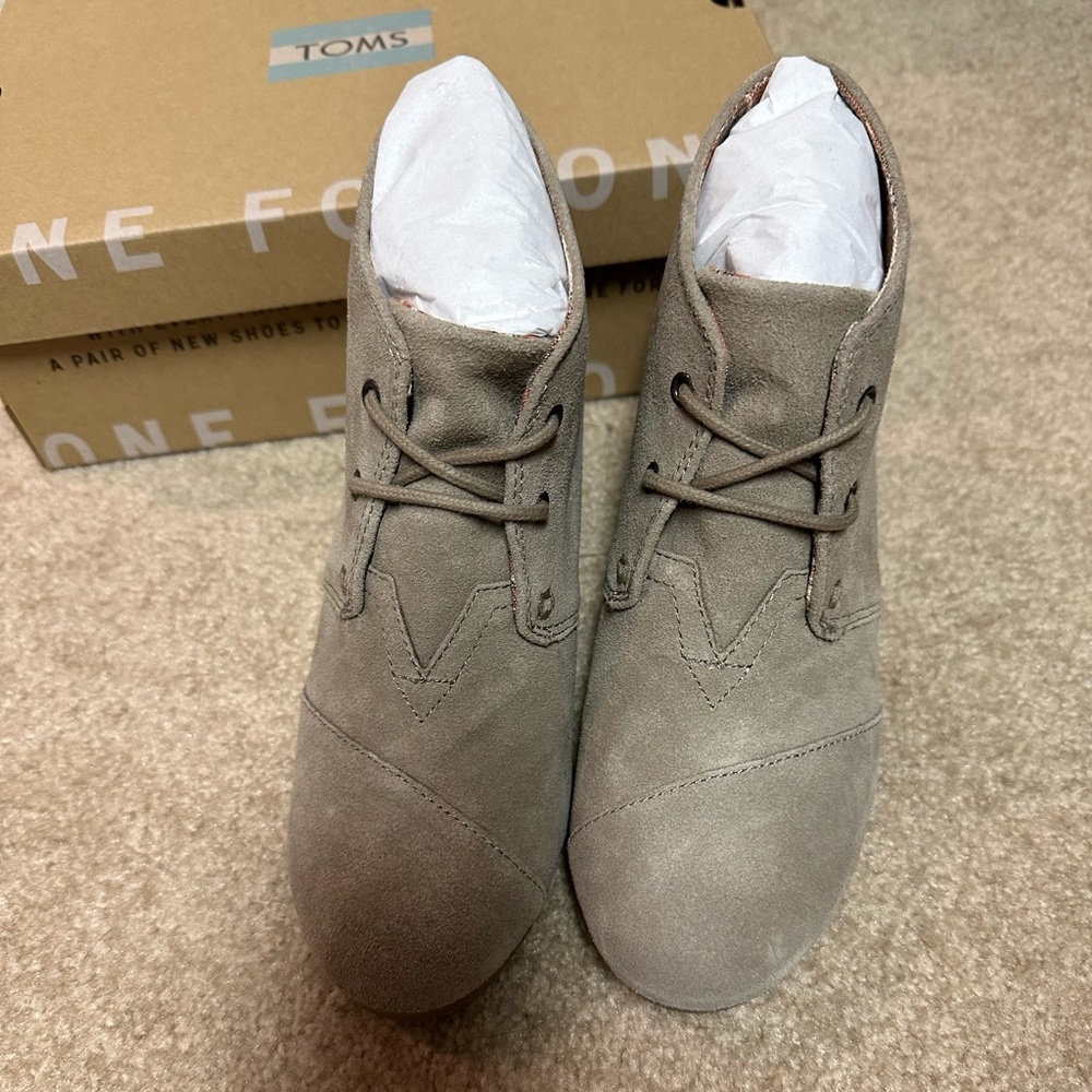 NIB TOMS DESERT TAUPE SUEDE WEDGE SIZE 6